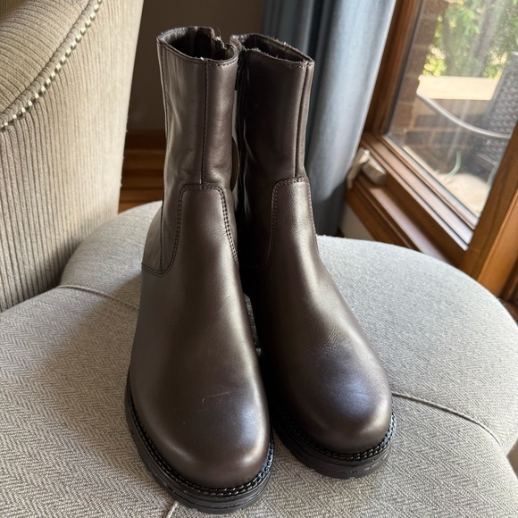 La Canadienne Elegant Brown Leather Ankle Boots - Picture 6 of 14